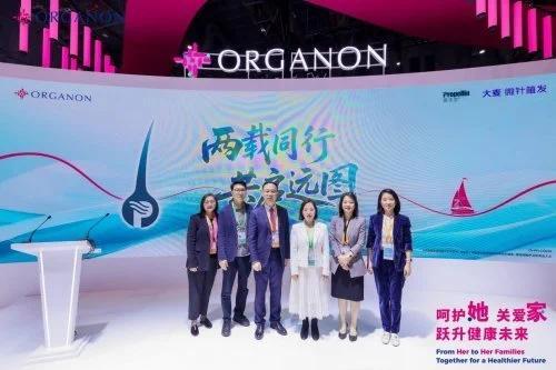 进博会作为全球瞩目的国际化平台,汇聚了世界各地的创新成果与合作机遇。大麦微针植发与欧加隆选择在此契机下深化合作,彰显了双方对中国毛发健康市场的重视与信心。保法生®米诺地尔搽剂作为欧加隆旗下成熟的脱发治疗药物,其原研品质与临床疗效已得到广泛验证。此次加入大麦微针植发的全周期产品矩阵,将实现“药物干预+手术治疗+术后养护”的诊疗链路闭环,让脱发患者在不同治疗阶段都能获得专业、适配的产品支持。