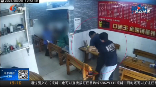 游客重庆就餐突发噎食，餐馆老板用防窒息急救器成功施救