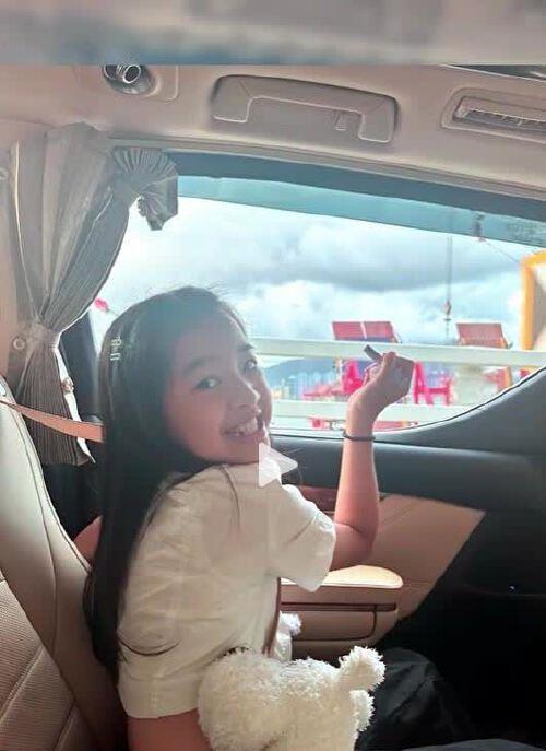 聂远一家青岛玩，二胎女儿出镜漂亮，但还不会走的原因是这样啊！