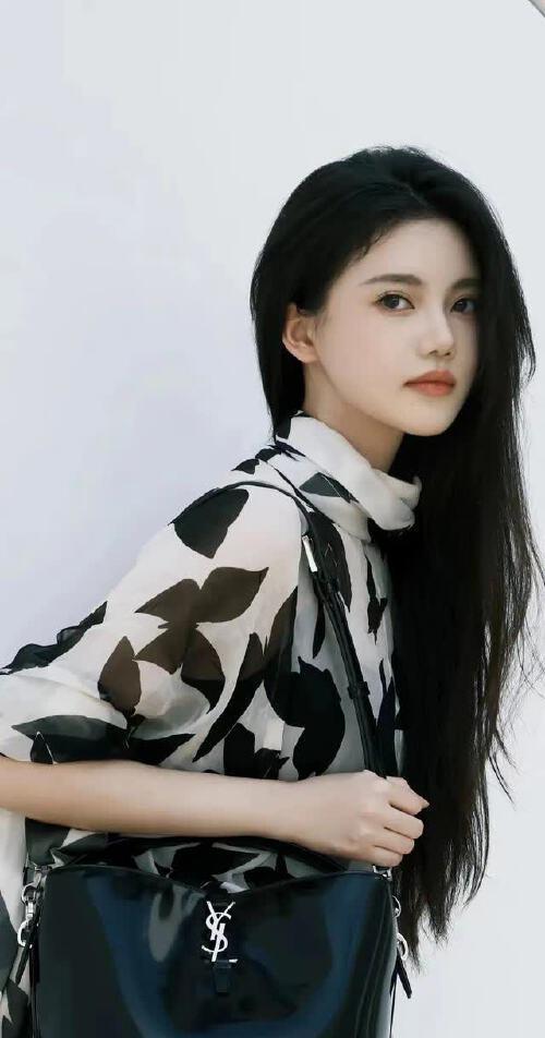 孙珍妮：月貌花容春意浓，柳条细腰舞动时，魅力洒满，永恒流传