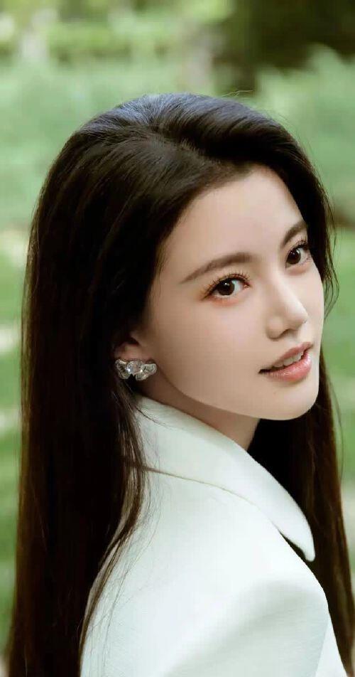 孙珍妮：月貌花容春意浓，柳条细腰舞动时，魅力洒满，永恒流传