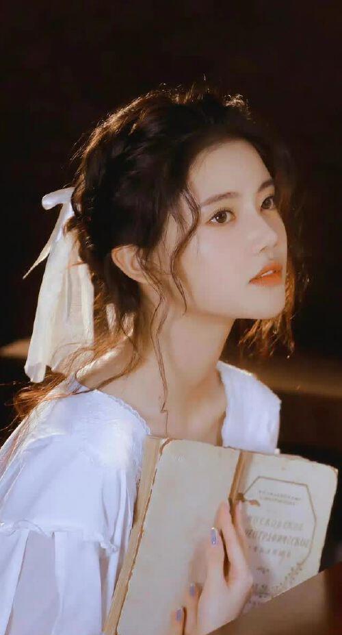 孙珍妮：月貌花容春意浓，柳条细腰舞动时，魅力洒满，永恒流传