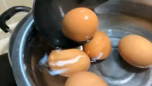煮鸡蛋，用冷水还是开水？记住4点，香嫩又营养，蛋壳不破好剥壳