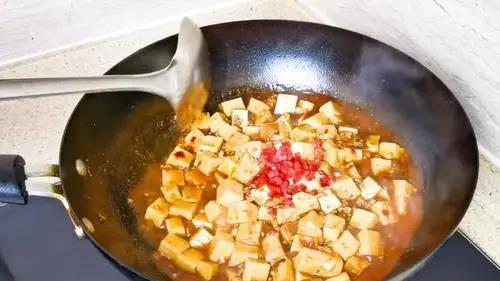 大厨教你在家做正宗麻婆豆腐，豆腐嫩而不碎，做法超简单