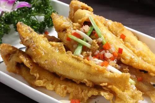 炸小黄鱼，总是软趴趴的不酥脆？大厨教您2招，又香又脆不回软