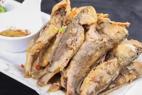 炸小黄鱼，总是软趴趴的不酥脆？大厨教您2招，又香又脆不回软