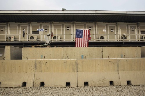 资料图片：在阿富汗帕尔万省的巴格拉姆空军基地，一面美国国旗悬挂在美军宿舍外。新华社/路透