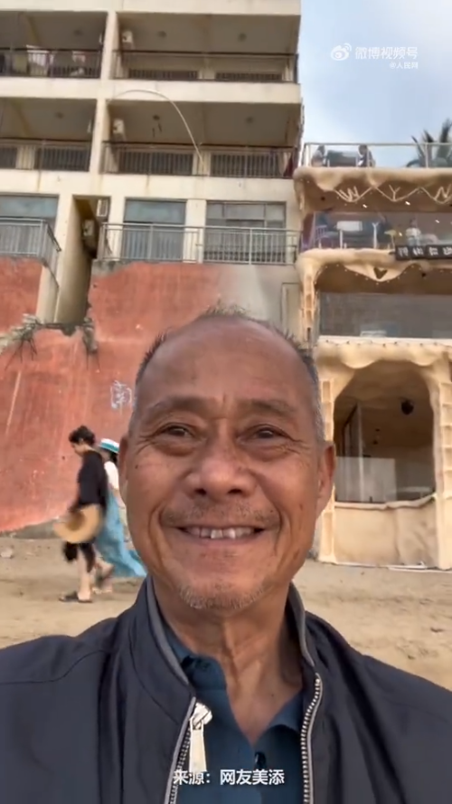 大爷帮忙拍照却误点自拍上演歪头杀，皱眉头瞬间太可爱了