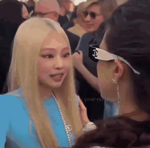 Jennie推特被封 种族歧视争议引热议