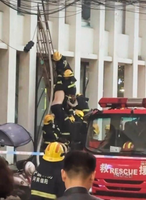 多方回应河南一美容美发店失火 救援与调查进行中