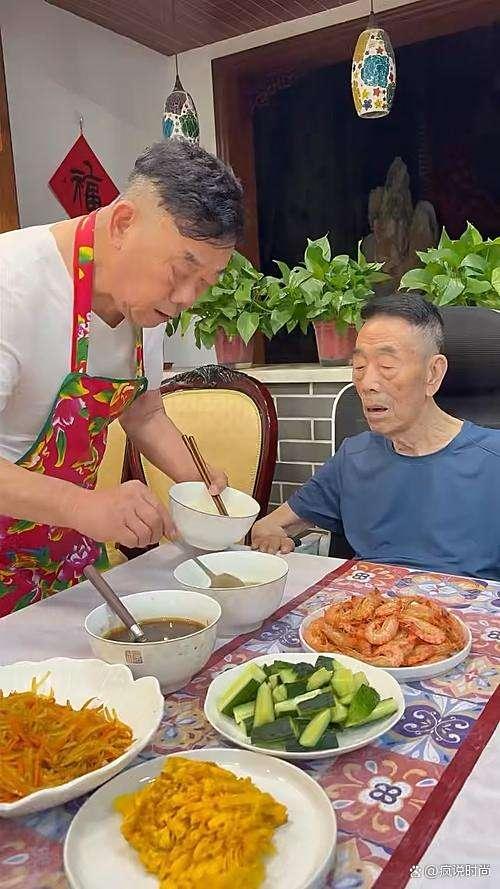 楊少華被送醫(yī)住院照曝光,，醫(yī)生：94歲高齡,，他太老了