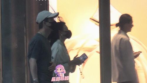 演员张雨绮疑似新恋情曝光 与年轻男性同回住处