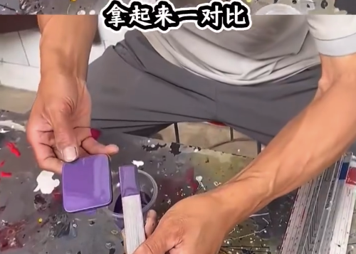 这大爷上辈子是取色器吧 网友：像美术生老时候
