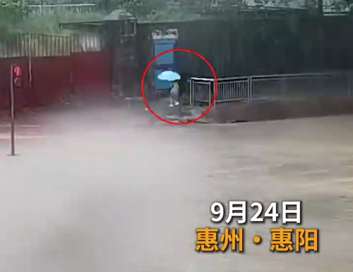 台风天“捡”到个娃！萌娃冒雨外出找妈妈，巡警下车一把抱起