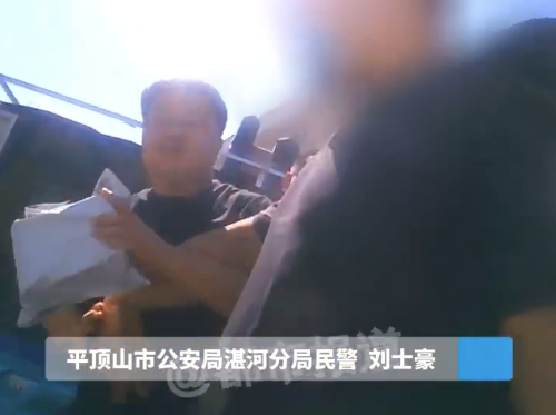 神秘快递掉出610克黄金 女子邮寄金条被拦截谎称给亲戚