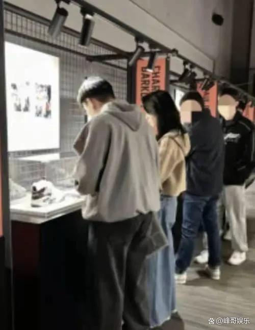 55岁三星长公主李富真露面！有家族遗传病走路蹒跚，儿子让她增光