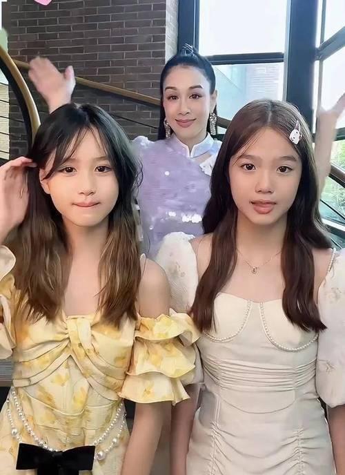 钟丽缇在北京家中为妈妈办78岁生日派对，长相身材几乎都遗传妈妈 岁月从不败美人