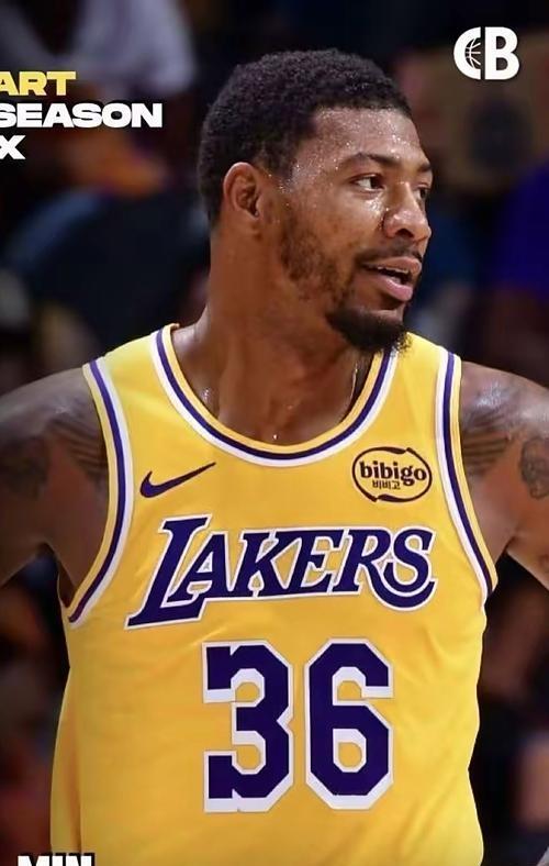 詹姆斯倒地后丝滑起身暴扣 41岁老将再展雄风