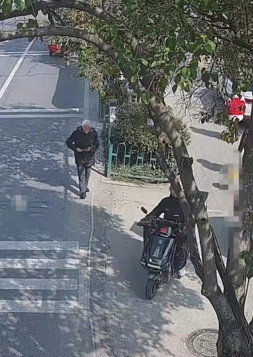 九旬老人蹒跚送还捡到的手机 拾金不昧暖人心