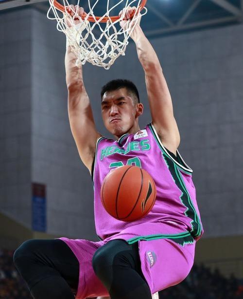 2米32巨塔秀胯下！法尔一条龙掀翻陶汉林，CBA第一巨人太离谱 内线新老交替的残酷现实