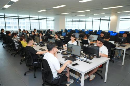 ▲在拼多多雄安公司，首批150名员工已完成入职。（摄影 李峰）