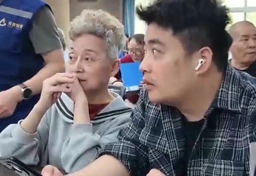 “中国好女婿”意外走红 温情故事感动网友