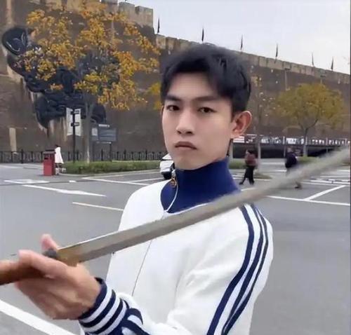 演员许鹏回应受AI冲击返乡卖菜 行业变革下的真实生存现状