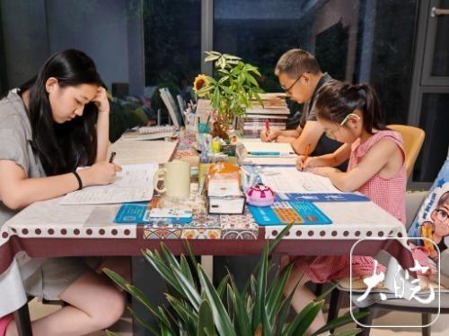 44岁爸爸被女儿激将考上985研究生 父女共书奋斗篇章