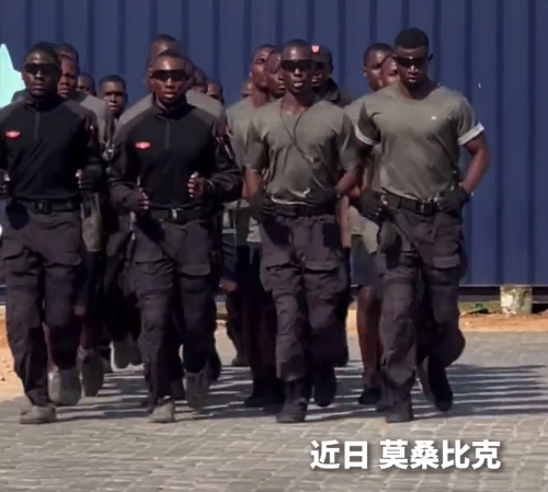 非洲人复刻中式军训 网友：听到口令是中文时满满的熟悉感