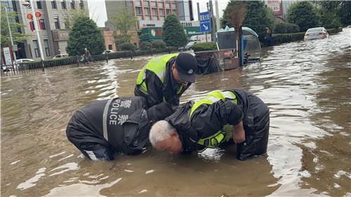 强降雨致道路受阻，庄河公安交警雨中坚守筑起安全堤