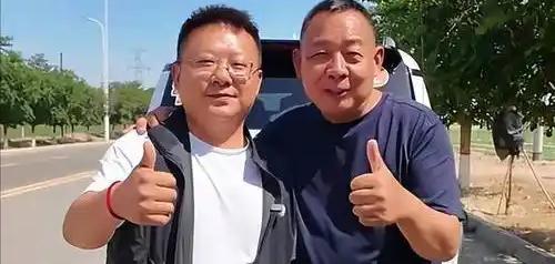 于东来在英国伦敦吃胡辣汤 理念感动小店老板