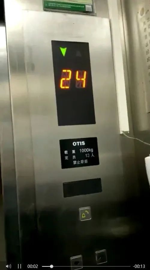 情侣在特斯拉旁亲热被全程录像 车主直播