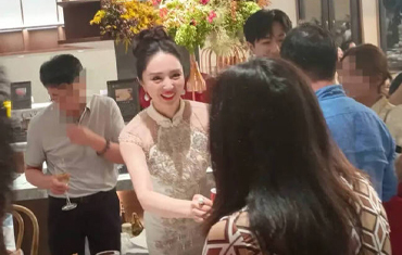 董璇再婚婚宴照疑曝光 女方穿白色旗袍一脸灿笑