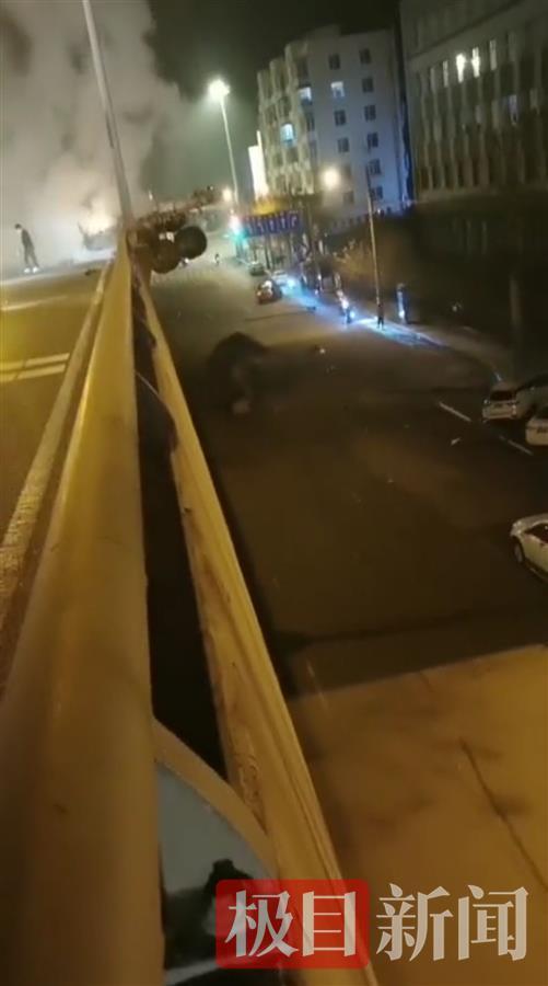 哈尔滨市区一货车车箱坠下立交桥，砸中一辆SUV