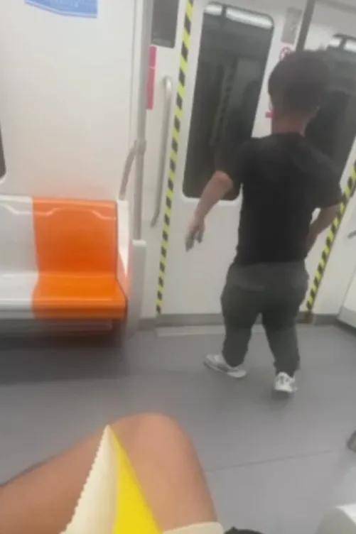 大连地铁上一男子狂踹门，女乘客吓得目瞪口呆 