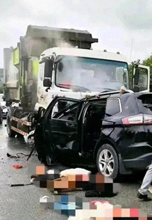 婚车车祸致6人死亡后续:环卫车司机来说无疑是另一个受害者_新闻频道