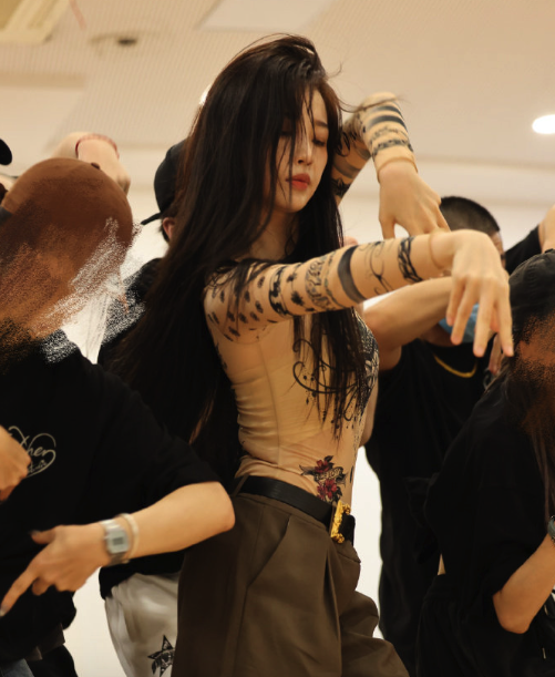 虞书欣演唱会vlog练习室造型，印花打底衣好有设计感