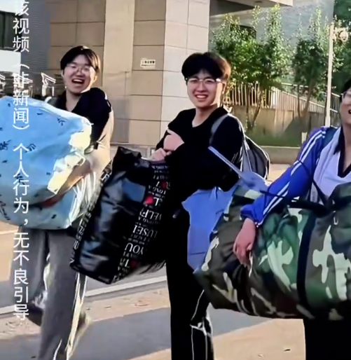 高考生肩扛被褥告別恩師，沒有鮮花,，沒有擁抱,，但眼里有光！