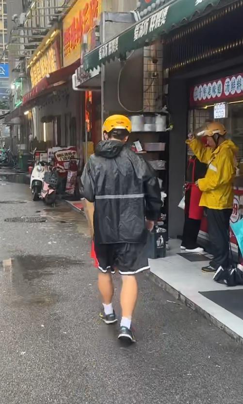 運動員高考完送外賣掙錢買貝斯：自力更生追夢音樂