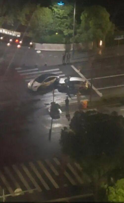 警方回应一车凌晨反复冲撞前车