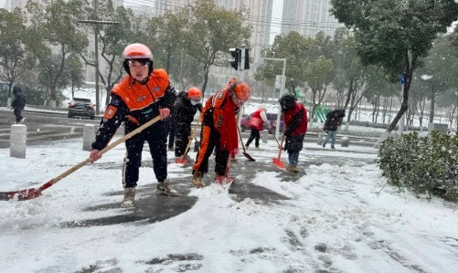 外卖小哥主动帮忙除雪 网友：这份善意太有温度了