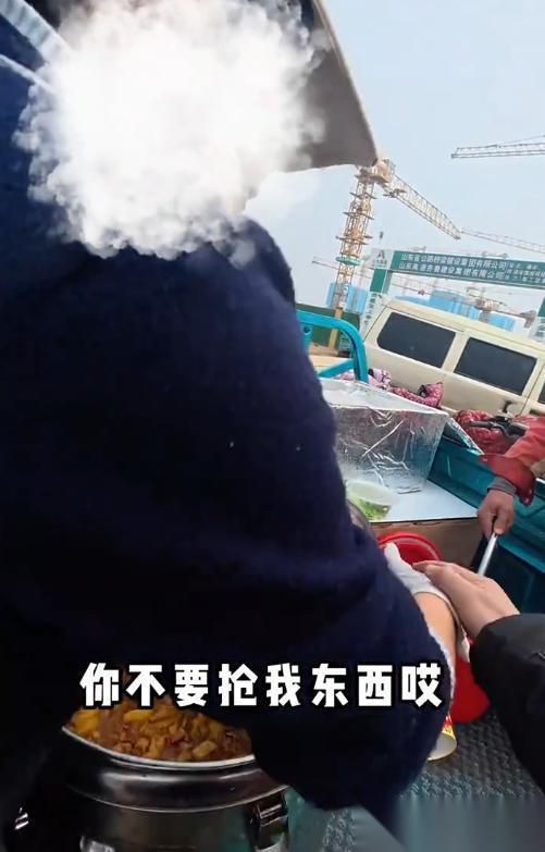 女子倒掉小伙卤肉称这是我的工地 摊贩冲突引发关注