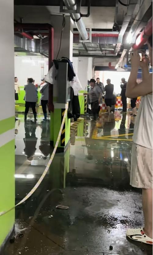 沈阳一小区地库墙塌露出大量垃圾 工程质量引质疑