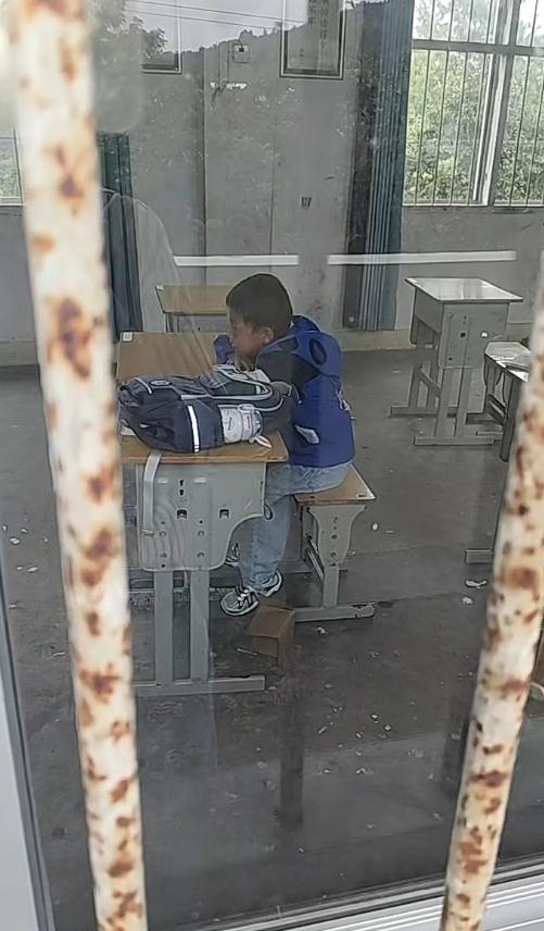 校长回应开学一年级只有一个人报到