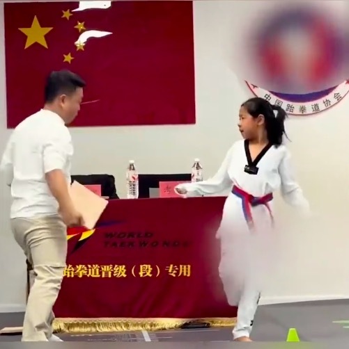 女孩跆拳道晋级现场，一脚劈开木板瞬间变脸