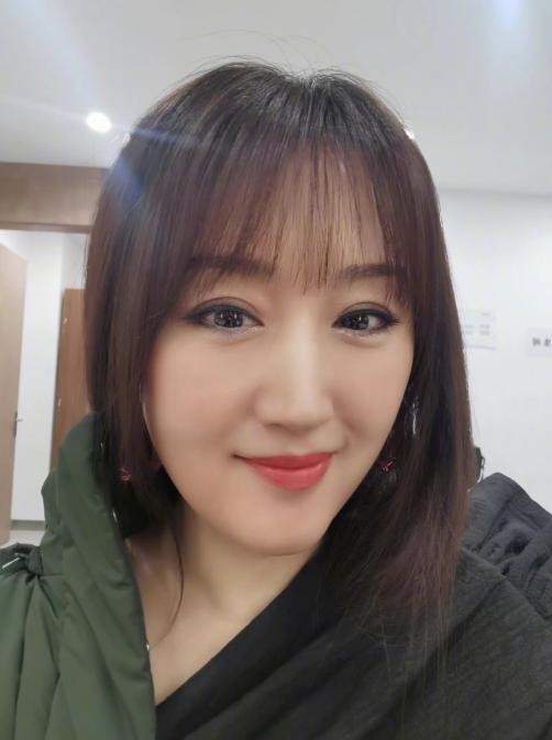 杨钰莹深夜晒美照50岁逆生长美颜过度被指脸歪