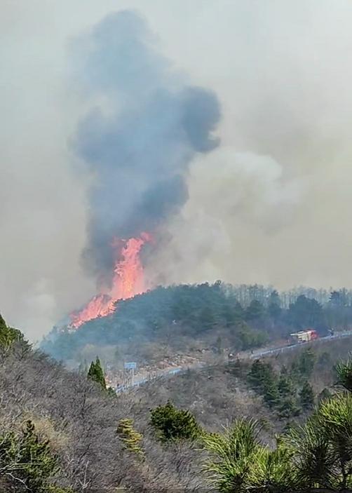 河南焦作山火蔓延 直升機取水滅火 全市力量全力撲救