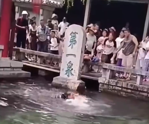 游客意外落入水中被救上岸 趵突泉提醒游客水深三米且有淤泥 