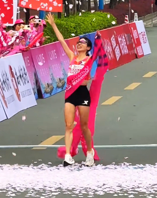 张水华喜提10万元座驾，一句热情胜天热，直接把现场氛围拉到顶点 两周夺两冠