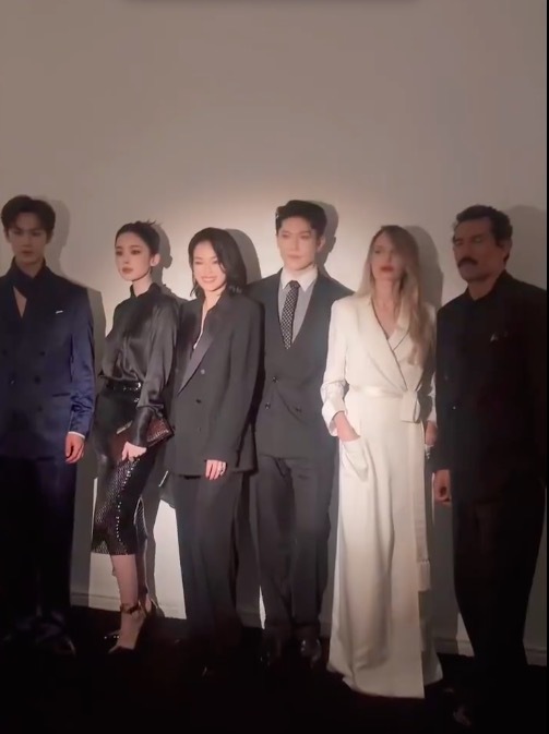 舒淇合影时陡然让C位 全程仅3秒，动作指引无刻意感